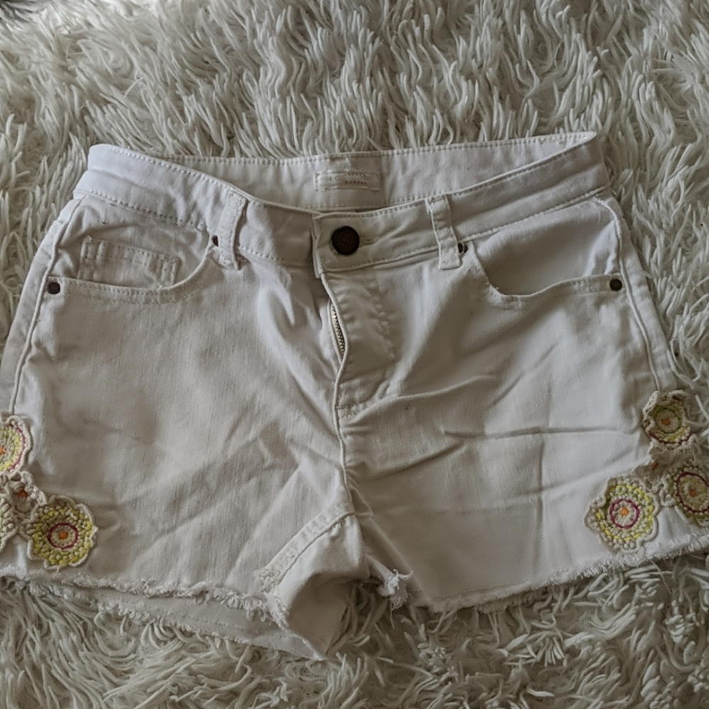 White shorts with flower embroidery detail